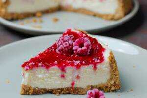 Cheesecake à la coco et framboises